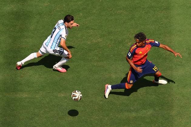 Nicolas Tagliafico of Argentina and Lamine Yamal of Spain Spain v Argentina, 2026 FIFA World Cup, WM, Weltmeisterschaft, Fussball Final, Football, New York New Jersey Stadium, East Rutherford, New Jersey, USA - 19 Jul 2026East Rutherford New York New Jersey Stadium New Jersey (NJ) United States of America  Copyright: xMichaelxZemanek Shutterstockx 16995475aj