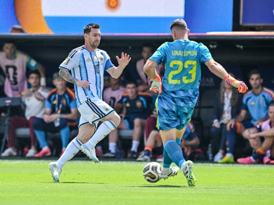 Lionel Messi (Argentina) and goalkeeper Unai Simon (Spain) battle for the ball during the FIFA World Cup, WM, Weltmeisterschaft, Fussball 2026 Final match between Spain and Argentina at New York New Jersey Stadium on July 19, 2026 in East Rutherford, United States. (Photo by Harry Langer DeFodi Images) - *** Lionel Messi of Argentina and goalkeeper Unai Simon of Spain battle for the ball during the 2026 FIFA World Cup Final between Spain and Argentina at New York New Jersey Stadium on July 19, 2026, in East Rutherford, United States. Photo by Harry Langer, DeFodi Images