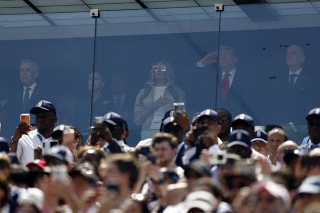 FIFA World Cup, WM, Weltmeisterschaft, Fussball 2026 final - Spain vs Argentina US President Donald Trump (R) and first lady Melania Trump gesture during the US national anthem as Canada s Prime Minister Mark Carney (L), Mexico s President Claudia Sheinbaum (2-L), and FIFA President Gianni Infantino (R) look ahead of the FIFA World Cup 2026 final match Spain against Argentina, in East Rutherford, New Jersey, USA, 19 July 2026. EAST RUTHERFORD United States  Copyright: xWILLxOLIVERx