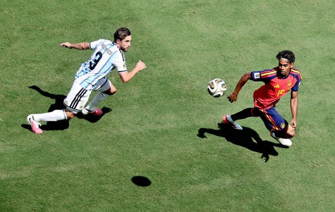 FIFA World Cup, WM, Weltmeisterschaft, Fussball 2026 final - Spain vs Argentina Nicolas Tagliafico (L) of Argentina and Lamine Yamal of Spain in action during the FIFA World Cup 2026 final match Spain against Argentina, in New Jersey, USA, 19 July 2026. EAST RUTHERFORD United States  Copyright: xRONALDxWITTEKx