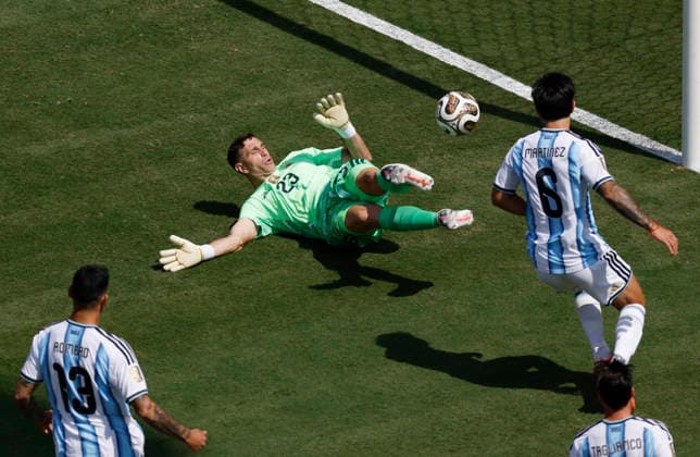Argentina s goalkeeper Emiliano Martínez (23) blocks a shot from Spain s Lamine Yamal in the first half of the FIFA World Cup, WM, Weltmeisterschaft, Fussball final match at New York New Jersey Stadium in East Rutherford, New Jersey, on Sunday, June 19, 2026.  NYP20260719922 JOHNxANGELILLO