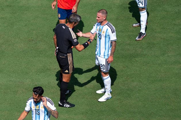 Alexis Mac Allister (Argentina, 20) und Slavko Vincic (Referee) diskutierend FIFA World Cup, WM, Weltmeisterschaft, Fussball 2026 Final: Spanien v Argentinien 19 July 2026, FIFA World Cup 2026 Finale: Spanien v Argentinien (Final) at New York New Jersey Stadium in East Rutherford, New Jersey, USA. Photo: Marco Bader *** Alexis Mac Allister of Argentina, 20, and referee Slavko Vincic in discussion during the 2026 FIFA World Cup Final between Spain and Argentina on July 19, 2026, FIFA World Cup 2026 Final: Spain vs. Argentina at New York–New Jersey Stadium in East Rutherford, New Jersey, USA. Photo by Marco Bader Copyright: HMBxMedia xMarcoxBader