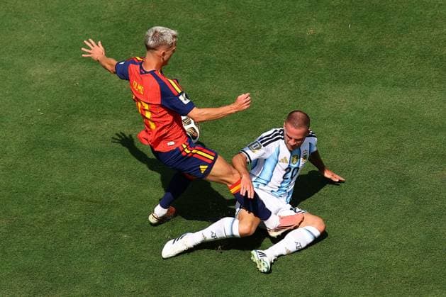 Dani Olmo of Spain is fouled by Alexis Mac Allister of Argentina Spain v Argentina, 2026 FIFA World Cup, WM, Weltmeisterschaft, Fussball Final, Football, New York New Jersey Stadium, East Rutherford, New Jersey, USA - 19 Jul 2026East Rutherford New York New Jersey Stadium New Jersey (NJ) United States of America  Copyright: xMichaelxZemanek Shutterstockx 16995475al