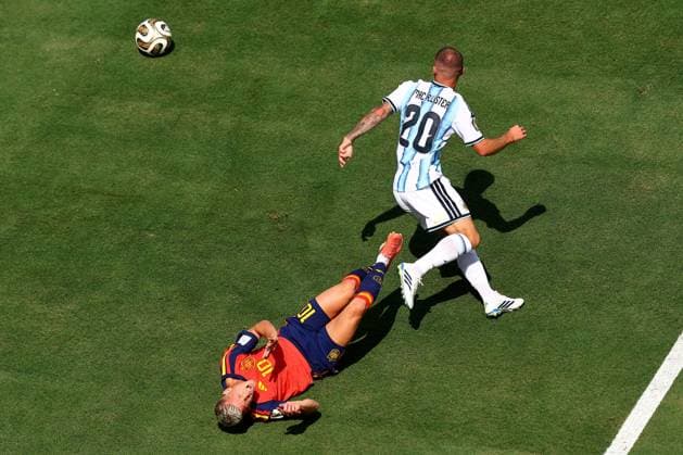 Dani Olmo of Spain is fouled by Alexis Mac Allister of Argentina Spain v Argentina, 2026 FIFA World Cup, WM, Weltmeisterschaft, Fussball Final, Football, New York New Jersey Stadium, East Rutherford, New Jersey, USA - 19 Jul 2026East Rutherford New York New Jersey Stadium New Jersey (NJ) United States of America  Copyright: xMichaelxZemanek Shutterstockx 16995475am