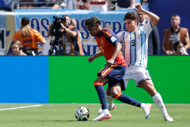 Lamine Yamal (L) of Spain vies for the ball with Julian Alvarez of Argentina during the FIFA World Cup, WM, Weltmeisterschaft, Fussball 2026 final match between Spain and Argentina at MetLife stadium in East Rutherford, NJ, USA, 19 July 2026. FIFA World Cup 2026 - Spain vs. Argentina !ACHTUNG: NUR REDAKTIONELLE NUTZUNG!  Copyright: xLAVANDEIRAxJRx GR7021 20260719-55020939008_1