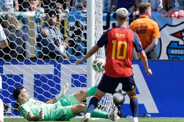 Dani Olmo (R) of Spain vies for the ball with Emiliano Martinez of Argentina during the FIFA World Cup, WM, Weltmeisterschaft, Fussball 2026 final match between Spain and Argentina at MetLife stadium in East Rutherford, NJ, USA, 19 July 2026. FIFA World Cup 2026 - Spain vs. Argentina !ACHTUNG: NUR REDAKTIONELLE NUTZUNG!  Copyright: xLAVANDEIRAxJRx GR7018 20260719-55020939012_1