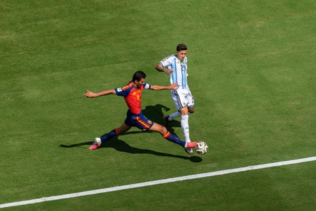 Football - FIFA World Cup, WM, Weltmeisterschaft, Fussball 2026 - Final - Spain v Argentina NEW JERSEY, USA - Sunday, July 19, 2026: Argentina s Enzo Fernandez (R) is challenged by Spain s captain Rodrigo Hernandez Cascante Rodri during the FIFA World Cup Final 2026 between Spain and Argentina at the Met Life Stadium. (Photo by David Rawcliffe Propaganda) EAST RUTHERFORD Met Life Stadium NEW JERSEY UNITED STATES OF AMERICA  Copyright: xDavidxRawcliffex P2026-07-19-Spain_Argentina-36
