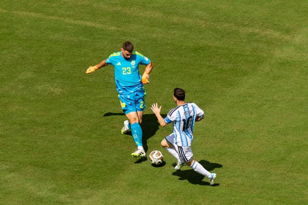 Football - FIFA World Cup, WM, Weltmeisterschaft, Fussball 2026 - Final - Spain v Argentina NEW JERSEY, USA - Sunday, July 19, 2026: Spain s goalkeeper Unai Simon comes out to clear the ball as Argentina s captain Lionel Messi comes charging in during the FIFA World Cup Final 2026 between Spain and Argentina at the Met Life Stadium. (Photo by David Rawcliffe Propaganda) EAST RUTHERFORD Met Life Stadium NEW JERSEY UNITED STATES OF AMERICA  Copyright: xDavidxRawcliffex P2026-07-19-Spain_Argentina-37