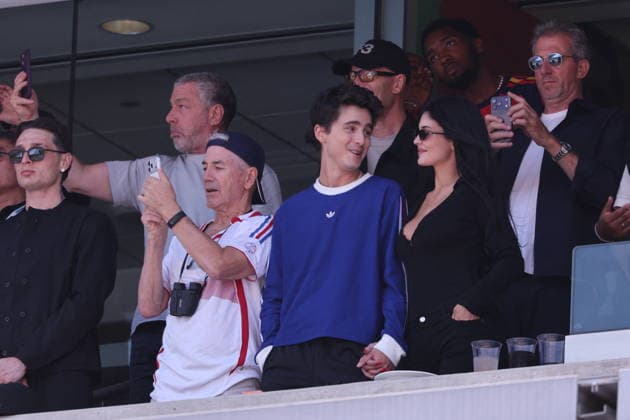 2026 World Cup Final - Timothee Chalamet and Kylie Jenner In The Stands - USA (L-R) Father of Timothee Chalamet, Marc Chalamet, Timothee Chalamet and girlfriend Kylie Jenner in the stands during the FIFA World Cup, WM, Weltmeisterschaft, Fussball 2026 final football match between Spain and Argentina on July 19, 2026 at the New York Stadium in East Rutherford, NJ, USA. Photo by Charles Guerin ABACAPRESS.COM East Rutherford NJ United States  Copyright: xGuerinxCharles ABACAx
