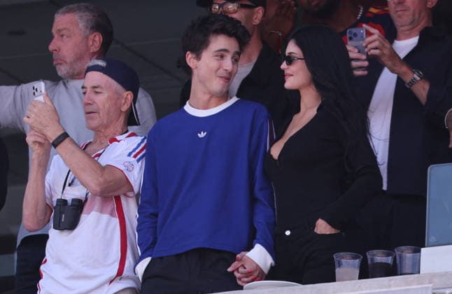 2026 World Cup Final - Timothee Chalamet and Kylie Jenner In The Stands - USA (L-R) Father of Timothee Chalamet, Marc Chalamet, Timothee Chalamet and girlfriend Kylie Jenner in the stands during the FIFA World Cup, WM, Weltmeisterschaft, Fussball 2026 final football match between Spain and Argentina on July 19, 2026 at the New York Stadium in East Rutherford, NJ, USA. Photo by Charles Guerin ABACAPRESS.COM East Rutherford NJ United States  Copyright: xGuerinxCharles ABACAx