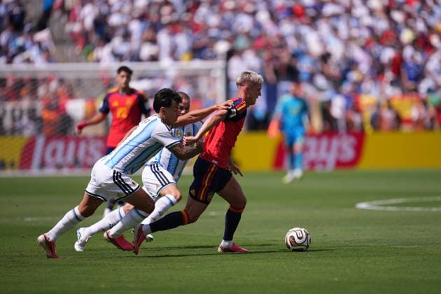 Spain v Argentina - FIFA World Cup, WM, Weltmeisterschaft, Fussball 2026 - Final EAST RUTHERFORD, NEW JERSEY - JULY 19: Dani Olmo of Spain and Lisandro Martinez of Argentina compete for the ball during the FIFA World Cup 2026 Final match between Spain and Argentina at New York New Jersey Stadium in East Rutherford, New Jersey, USA on July 19, 2026. Jose Hernandez Anadolu New Jersey United States. Editorial use only. Please get in touch for any other usage.  Copyright: x2026xAnadoluxJosexHernandezx