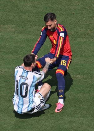 FIFA World Cup, WM, Weltmeisterschaft, Fussball 2026 final - Spain vs Argentina Alex Baena of Spain (R) helps up Lionel Messi of Argentina during the FIFA World Cup 2026 final match Spain against Argentina, in New Jersey, USA, 19 July 2026. EAST RUTHERFORD United States  Copyright: xSARAHxYENESELx