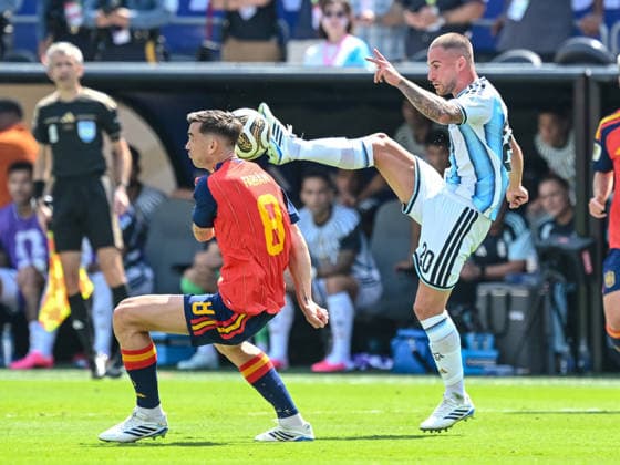 Fabian Ruiz (Spain) and Alexis Mac Allister (Argentina) battle for the ball during the FIFA World Cup, WM, Weltmeisterschaft, Fussball 2026 Final match between Spain and Argentina at New York New Jersey Stadium on July 19, 2026 in East Rutherford, United States. (Photo by Harry Langer DeFodi Images) - *** Fabian Ruiz of Spain and Alexis Mac Allister of Argentina battle for the ball during the 2026 FIFA World Cup Final between Spain and Argentina at New York New Jersey Stadium on July 19, 2026, in East Rutherford, United States. Photo by Harry Langer, DeFodi Images