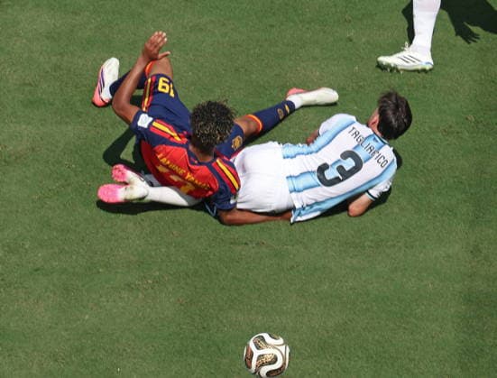 FIFA World Cup, WM, Weltmeisterschaft, Fussball 2026 final - Spain vs Argentina Nicolas Tagliafico of Argentina (R) and Lamine Yamal of Spain in action during the FIFA World Cup 2026 final match Spain against Argentina, in New Jersey, USA, 19 July 2026. EAST RUTHERFORD United States  Copyright: xSARAHxYENESELx