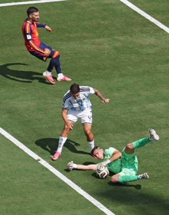 FIFA World Cup, WM, Weltmeisterschaft, Fussball 2026 final - Spain vs Argentina Argentina goalkeeper Emiliano Martinez (bottom R) in action during the FIFA World Cup 2026 final match Spain against Argentina, in New Jersey, USA, 19 July 2026. EAST RUTHERFORD United States  Copyright: xSARAHxYENESELx