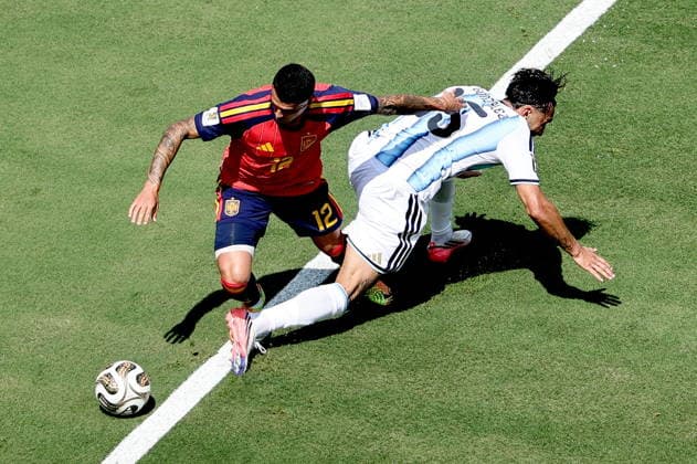 FIFA World Cup, WM, Weltmeisterschaft, Fussball 2026 final - Spain vs Argentina Pedro Porro (L) of Spain and Nicolas Gonzalez of Argentina in action during the FIFA World Cup 2026 final match Spain against Argentina, in New Jersey, USA, 19 July 2026. EAST RUTHERFORD United States  Copyright: xRONALDxWITTEKx