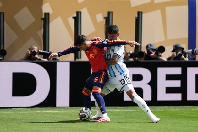 Alex Baena of Spain and Cristian Romero of Argentina Spain v Argentina, 2026 FIFA World Cup, WM, Weltmeisterschaft, Fussball Final, Football, New York New Jersey Stadium, East Rutherford, New Jersey, USA - 19 Jul 2026East Rutherford New York New Jersey Stadium New Jersey (NJ) United States of America  Copyright: xIsmaelxAdnan Shutterstockx 16998023bf