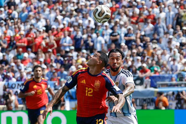 Pedro Porro (L) of Spain vies for the ball with Nico Gonzalez of Argentina during the FIFA World Cup, WM, Weltmeisterschaft, Fussball 2026 final match between Spain and Argentina at MetLife stadium in East Rutherford, NJ, USA, 19 July 2026. FIFA World Cup 2026 - Spain vs. Argentina !ACHTUNG: NUR REDAKTIONELLE NUTZUNG!  Copyright: xLAVANDEIRAxJRx GR7025 20260719-55020939108_1