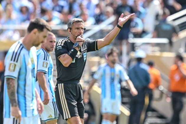 referee Slavko Vincic gestures during the FIFA World Cup, WM, Weltmeisterschaft, Fussball 2026 Final match between Spain and Argentina at New York New Jersey Stadium on July 19, 2026 in East Rutherford, United States. (Photo by Harry Langer DeFodi Images) - *** Referee Slavko Vincic gestures during the 2026 FIFA World Cup Final between Spain and Argentina at New York New Jersey Stadium on July 19, 2026, in East Rutherford, United States. Photo by Harry Langer, DeFodi Images