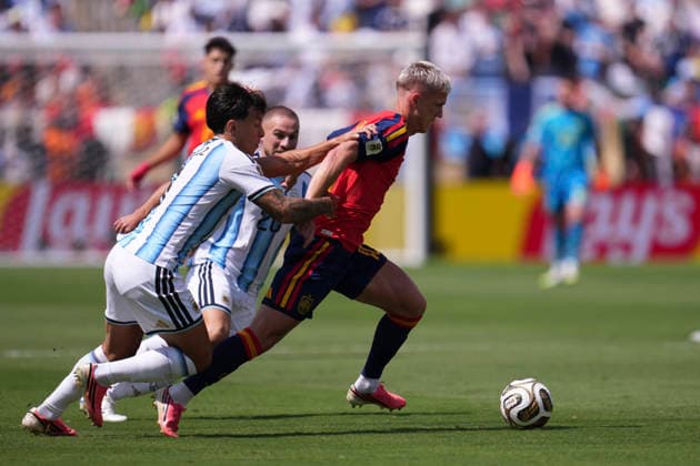 July 19, 2026, East Rutherford, New Jersey, United States: Dani Olmo of Spain and Lisandro Martinez of Argentina compete for the ball during the FIFA World Cup, WM, Weltmeisterschaft, Fussball 2026 Final match between Spain and Argentina at New York New Jersey Stadium on July 19, 2026 in East Rutherford, United States. East Rutherford United States - ZUMAa181 20260719_zaa_a181_014 Copyright: xJosexBretonx