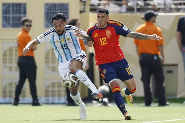 EAST RUTHERFORD, NEW JERSEY - (LR) Nico Gonzalez of Argentina, Pedro Porro of Spain during the 2026 FIFA World Cup, WM, Weltmeisterschaft, Fussball final between Spain and Argentina at the New York New Jersey Stadium on July 19, 2026, in East Rutherford, New Jersey, United States. MAURICE VAN STEEN ANP World Cup Soccer 2026 xVIxANPxSportx xMauricexvanxSteenxIVx 563860988 originalFilename: 563860988.jpg