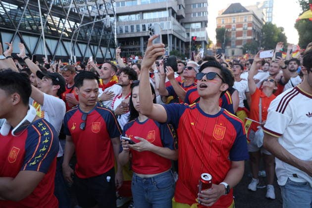 2026 World Cup Spain v Argentina; Fans of the Spanish national team, Nationalteam in the fan zone at Plaza de Colon (Plaza Selection) in Madrid to watch the World Cup final between Spain and Argentina played in the United States on July 19, 2026, in Madrid, Spain. Madrid Spain Soccer *** 2026 World Cup: Spain vs. Argentina — Fans of the Spanish national team in the fan zone at Plaza de Colón in Madrid to watch the World Cup final between Spain and Argentina, played in the United States on July 19, 2026, in Madrid, Spain. Madrid, Spain; Soccer Copyright: xAgenciaxLOFx