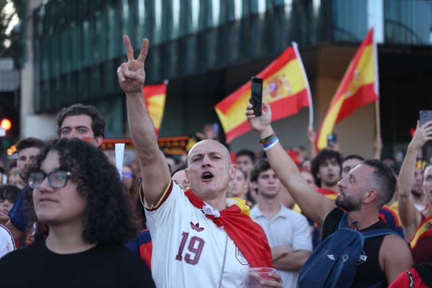 2026 World Cup Spain v Argentina; Fans of the Spanish national team, Nationalteam in the fan zone at Plaza de Colon (Plaza Selection) in Madrid to watch the World Cup final between Spain and Argentina played in the United States on July 19, 2026, in Madrid, Spain. Madrid Spain Soccer *** 2026 World Cup: Spain vs. Argentina — Fans of the Spanish national team in the fan zone at Plaza de Colón in Madrid to watch the World Cup final between Spain and Argentina, played in the United States on July 19, 2026, in Madrid, Spain. Madrid, Spain; Soccer Copyright: xAgenciaxLOFx