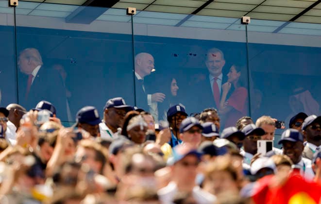 19.07.2026, Fussball Weltmeisterschaft 2026 in den USA, Finale, Spanien - Argentinien, im MetLife Stadium (New York New Jersey (East Rutherford)), Ehrengäste hinter Glas, US-Präsident Donald Trump (li), Gianni Infantino (SUI, FIFA-Präsident), re: Spaniens König Felipe VI mit Ehefrau Königin Letizia ***FIFA regulations prohibit any use of photographs as image sequences and or quasi-video. EDITORIAL USE ONLY*** *** July 19, 2026, 2026 FIFA World Cup in the U.S., Final, Spain vs. Argentina, at MetLife Stadium in East Rutherford, New York New Jersey; guests of honor behind glass: U.S. President Donald Trump (left), Gianni Infantino (SUI), FIFA President, on the right: King Felipe VI of Spain with his wife, Queen Letizia ***FIFA regulations prohibit any use of photographs as image sequences and or quasi-video; EDITORIAL USE ONLY***