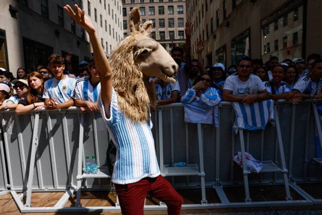 Fans gather in New York for live broadcast of World Cup final A person wearing a costume cheers as soccer fans gather at Rockefeller Plaza to watch the 2026 FIFA World Cup, WM, Weltmeisterschaft, Fussball final match between Spain and Argentina in New York, New York, USA, 19 July 2026. NEW YORK NEW YORK UNITED STATES  Copyright: xKENAxBETANCURx
