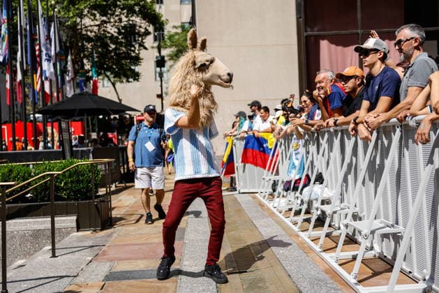 Fans gather in New York for live broadcast of World Cup final A person wearing a costume cheers as soccer fans gather at Rockefeller Plaza to watch the 2026 FIFA World Cup, WM, Weltmeisterschaft, Fussball final match between Spain and Argentina in New York, New York, USA, 19 July 2026. NEW YORK NEW YORK UNITED STATES  Copyright: xKENAxBETANCURx