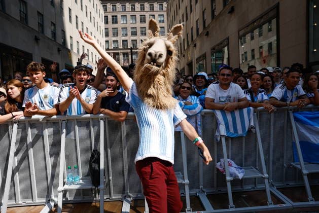 Fans gather in New York for live broadcast of World Cup final A person wearing a costume cheers as soccer fans gather at Rockefeller Plaza to watch the 2026 FIFA World Cup, WM, Weltmeisterschaft, Fussball final match between Spain and Argentina in New York, New York, USA, 19 July 2026. NEW YORK NEW YORK UNITED STATES  Copyright: xKENAxBETANCURx