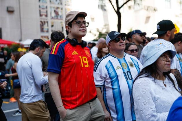Fans gather in New York for live broadcast of World Cup final Soccer fans gather at Rockefeller Plaza to watch the FIFA World Cup, WM, Weltmeisterschaft, Fussball 2026 final match between Spain and Argentina in New York, New York, USA, 19 July 2026. NEW YORK NEW YORK UNITED STATES  Copyright: xKENAxBETANCURx