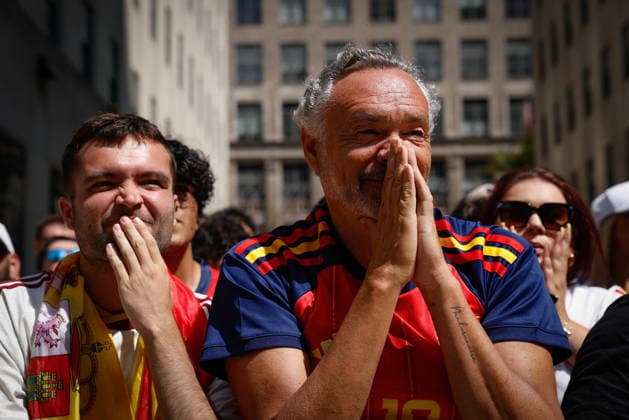 Fans gather in New York for live broadcast of World Cup final Soccer fans gather at Rockefeller Plaza to watch the FIFA World Cup, WM, Weltmeisterschaft, Fussball 2026 final match between Spain and Argentina in New York, New York, USA, 19 July 2026. NEW YORK NEW YORK UNITED STATES  Copyright: xKENAxBETANCURx