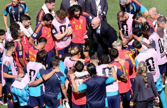 FIFA World Cup, WM, Weltmeisterschaft, Fussball 2026 final - Spain vs Argentina Spain s head coach Luis de la Fuente (C) talks to his players during a hydration break in the FIFA World Cup 2026 final match Spain against Argentina, in New Jersey, USA, 19 July 2026. EAST RUTHERFORD United States  Copyright: xRONALDxWITTEKx