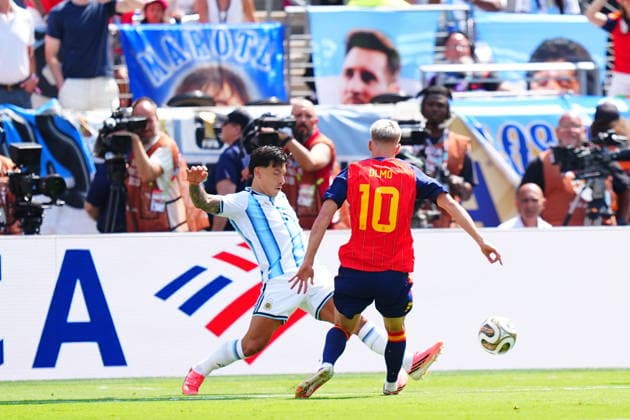 Spain v Argentina - FIFA World Cup, WM, Weltmeisterschaft, Fussball 2026 - Final EAST RUTHERFORD, NEW JERSEY - JULY 19: Lisandro Martinez (L) of Argentina in action against Dani Olmo (10) of Spain during the FIFA World Cup 2026 Final match between Spain and Argentina at New York New Jersey Stadium in East Rutherford, New Jersey, USA on July 19, 2026. Evrim Aydin Anadolu New Jersey United States. Editorial use only. Please get in touch for any other usage.  Copyright: x2026xAnadoluxEvrimxAydinx