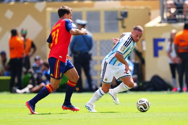 Spain v Argentina - FIFA World Cup, WM, Weltmeisterschaft, Fussball 2026 - Final EAST RUTHERFORD, NEW JERSEY - JULY 19: Alexis Mac Allister (R) of Argentina in action against Mikel Oyarzabal (21) of Spain during the FIFA World Cup 2026 Final match between Spain and Argentina at New York New Jersey Stadium in East Rutherford, New Jersey, USA on July 19, 2026. Evrim Aydin Anadolu New Jersey United States. Editorial use only. Please get in touch for any other usage.  Copyright: x2026xAnadoluxEvrimxAydinx