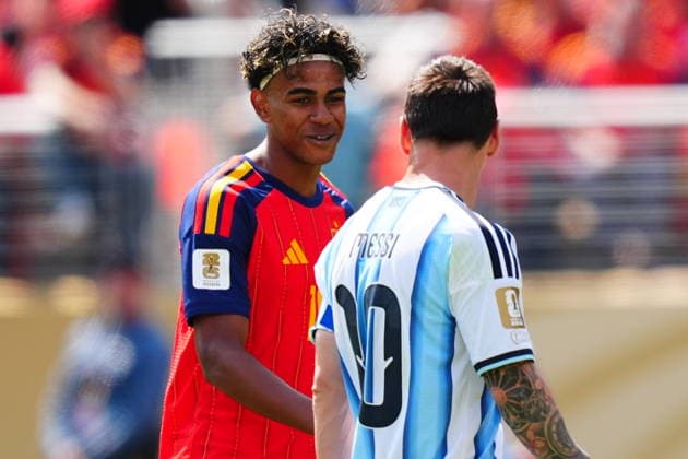 Sport Themen der Woche KW29 Sport Bilder des Tages Spain v Argentina - FIFA World Cup, WM, Weltmeisterschaft, Fussball 2026 - Final EAST RUTHERFORD, NEW JERSEY - JULY 19: Lamine Yamal (L) of Spain speaks with Lionel Messi (R) of Argentina during the FIFA World Cup 2026 Final match between Spain and Argentina at New York New Jersey Stadium in East Rutherford, New Jersey, USA, on July 19, 2026. Evrim Aydin Anadolu New Jersey United States. Editorial use only. Please get in touch for any other usage.  Copyright: x2026xAnadoluxEvrimxAydinx