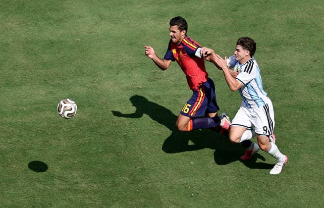 FIFA World Cup, WM, Weltmeisterschaft, Fussball 2026 final - Spain vs Argentina Julian Alvarez (R) of Argentina in action against Rodri of Spain during the FIFA World Cup 2026 final match Spain against Argentina, in New Jersey, USA, 19 July 2026. EAST RUTHERFORD United States  Copyright: xRONALDxWITTEKx
