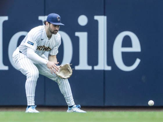 Milwaukee Brewers center fielder Garrett Mitchell fields a ball hit for a single by Miami Marlins right fielder Esteury Ruiz in the fifth inning of the MLB, Baseball Herren, USA game between the Miami Marlins and the Milwaukee Brewers at American Family Field in Milwaukee, Wisconsin on Sunday July 19, 2026.  MIL20260719813 TANNENxMAURY