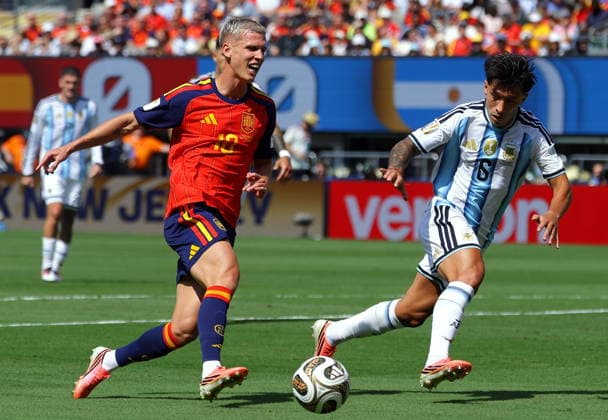 FIFA World Cup, WM, Weltmeisterschaft, Fussball 2026 final - Spain vs Argentina epaselect Dani Olmo of Spain (L) and Lisandro Martinez of Argentina in action during the FIFA World Cup 2026 final match Spain against Argentina, in New Jersey, USA, 19 July 2026. EAST RUTHERFORD United States  Copyright: xCHRISTOPHERxNEUNDORFx
