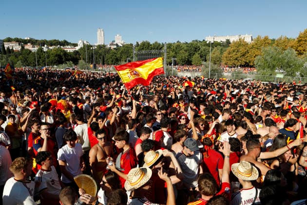 July 19, 2026, Madrid, Madrid, Spain: Thousands of Spanish soccer fans gather at the Puente del Rey esplanade to watch the highly anticipated 2026 World Cup Final match being played between Spain and Argentina on a giant screen installed by the Madrid City Council. The enthusiastic supporters braved the intense summer heat of the capital, arriving with hats, their faces painted in the national colors, and waving flags to passionately cheer for the Spanish national team, Nationalteam As the historic championship clash between the European and South American powerhouses unfolded, the atmosphere in the Madrid Rio park transformed into a tense and vibrant sea of red and yellow. The devoted crowd experienced every crucial play, foul, and shot on goal with overwhelming collective emotion and anxiety, dreaming of lifting the coveted trophy. Madrid Spain - ZUMAo127 20260719_zep_o127_021 Copyright: xHugoxOrtunox