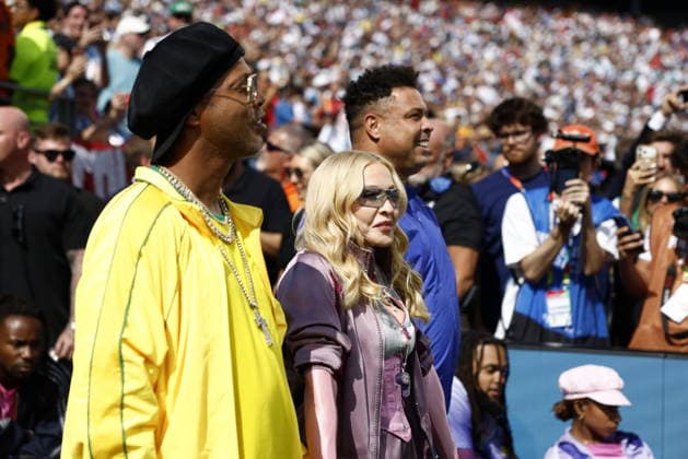FIFA World Cup, WM, Weltmeisterschaft, Fussball 2026 final - Spain vs Argentina US singer Madonna (C) performs next to former Brazilian players Ronaldo (R) and Ronaldinho (L) during the FIFA World Cup 2026 final match Spain against Argentina, in East Rutherford, New Jersey, USA, 19 July 2026. EAST RUTHERFORD United States  Copyright: xWILLxOLIVERx