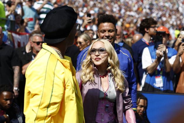 FIFA World Cup, WM, Weltmeisterschaft, Fussball 2026 final - Spain vs Argentina US singer Madonna (C) performs next to former Brazilian players Ronaldo (R) and Ronaldinho (L) during the FIFA World Cup 2026 final match Spain against Argentina, in East Rutherford, New Jersey, USA, 19 July 2026. EAST RUTHERFORD United States  Copyright: xWILLxOLIVERx