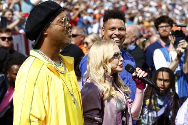 FIFA World Cup, WM, Weltmeisterschaft, Fussball 2026 final - Spain vs Argentina US singer Madonna (C) performs next to former Brazilian players Ronaldo (R) and Ronaldinho (L) during the FIFA World Cup 2026 final match Spain against Argentina, in East Rutherford, New Jersey, USA, 19 July 2026. EAST RUTHERFORD United States  Copyright: xWILLxOLIVERx