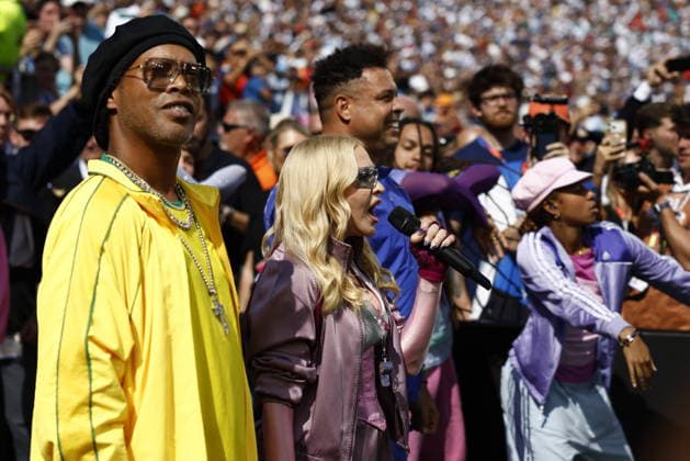 FIFA World Cup, WM, Weltmeisterschaft, Fussball 2026 final - Spain vs Argentina US singer Madonna (C) performs next to former Brazilian players Ronaldo (R) and Ronaldinho (L) during the FIFA World Cup 2026 final match Spain against Argentina, in East Rutherford, New Jersey, USA, 19 July 2026. EAST RUTHERFORD United States  Copyright: xWILLxOLIVERx