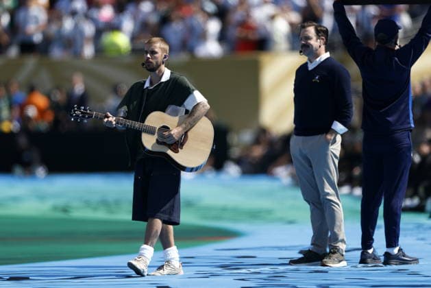 FIFA World Cup, WM, Weltmeisterschaft, Fussball 2026 final - Spain vs Argentina Canadian singer Justin Bieber performs next to US actor Jason Sudeikis during the half-time show of the FIFA World Cup 2026 final match Spain against Argentina, in East Rutherford, New Jersey, USA, 19 July 2026. EAST RUTHERFORD United States  Copyright: xWILLxOLIVERx