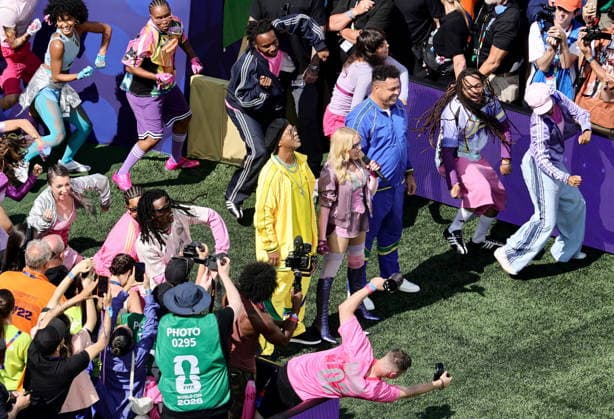 FIFA World Cup, WM, Weltmeisterschaft, Fussball 2026 final - Spain vs Argentina US singer Madonna flanked by former Brazilian internationals Ronaldinho (L) and Ronaldo enter the pitch during the halftime show of the FIFA World Cup 2026 final match Spain against Argentina, in New Jersey, USA, 19 July 2026. EAST RUTHERFORD United States  Copyright: xRONALDxWITTEKx