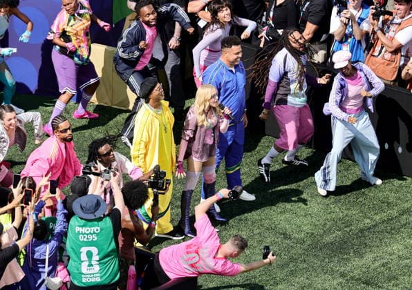 FIFA World Cup, WM, Weltmeisterschaft, Fussball 2026 final - Spain vs Argentina US singer Madonna flanked by former Brazilian internationals Ronaldinho (L) and Ronaldo enter the pitch during the halftime show of the FIFA World Cup 2026 final match Spain against Argentina, in New Jersey, USA, 19 July 2026. EAST RUTHERFORD United States  Copyright: xRONALDxWITTEKx