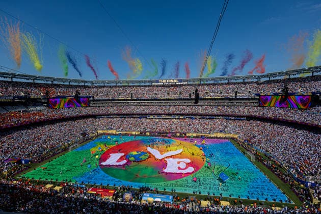 Football - FIFA World Cup, WM, Weltmeisterschaft, Fussball 2026 - Final - Spain v Argentina NEW JERSEY, USA - Sunday, July 19, 2026: Coldplay peforming at the half time show with PS22 Chorus of Staten Island during the FIFA World Cup Final 2026 between Spain and Argentina at the Met Life Stadium. (Photo by David Rawcliffe Propaganda) EAST RUTHERFORD Met Life Stadium NEW JERSEY UNITED STATES OF AMERICA  Copyright: xDavidxRawcliffex P2026-07-19-Spain_Argentina-64