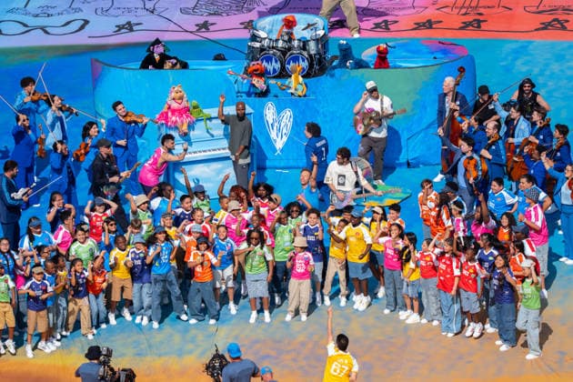 Die Muppets, Burna Boy und der PS22 Chorus bei der Halbzeitshow FIFA World Cup, WM, Weltmeisterschaft, Fussball 2026 Final: Spanien v Argentinien 19 July 2026, FIFA World Cup 2026 Finale: Spanien v Argentinien (Final) at New York New Jersey Stadium in East Rutherford, New Jersey, USA. Photo: Marco Bader *** The Muppets, Burna Boy, and the PS22 Chorus at the halftime show for the 2026 FIFA World Cup Final between Spain and Argentina on July 19, 2026, 2026 FIFA World Cup Final: Spain vs. Argentina at New York–New Jersey Stadium in East Rutherford, New Jersey, USA. Photo by Marco Bader Copyright: HMBxMedia xMarcoxBader